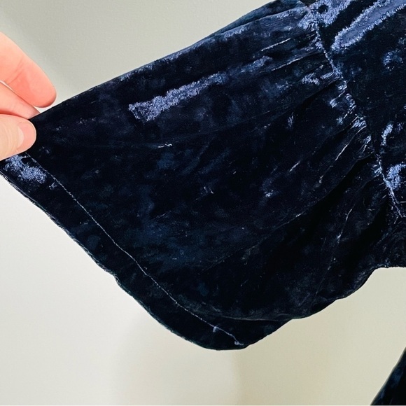 Bobeau Flutter Sleeve Velvet Top -Navy- Size Small- NWT - Picture 4 of 8